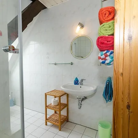 Ferienwohnung-auf-ruegen-fuer-3-erwachsene-und-1-kind-in-schaprode-zi6 شابرود